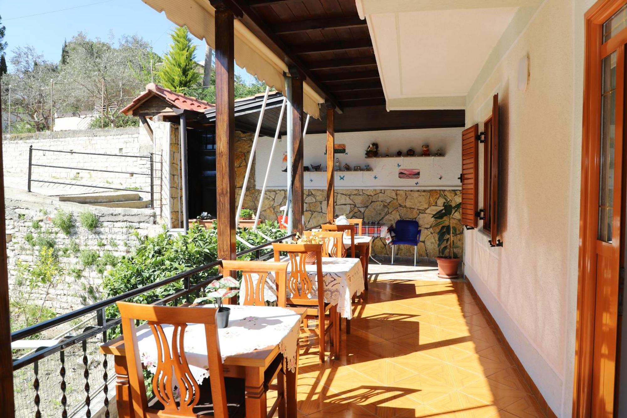 Guest House Marjo Berat Buitenkant foto