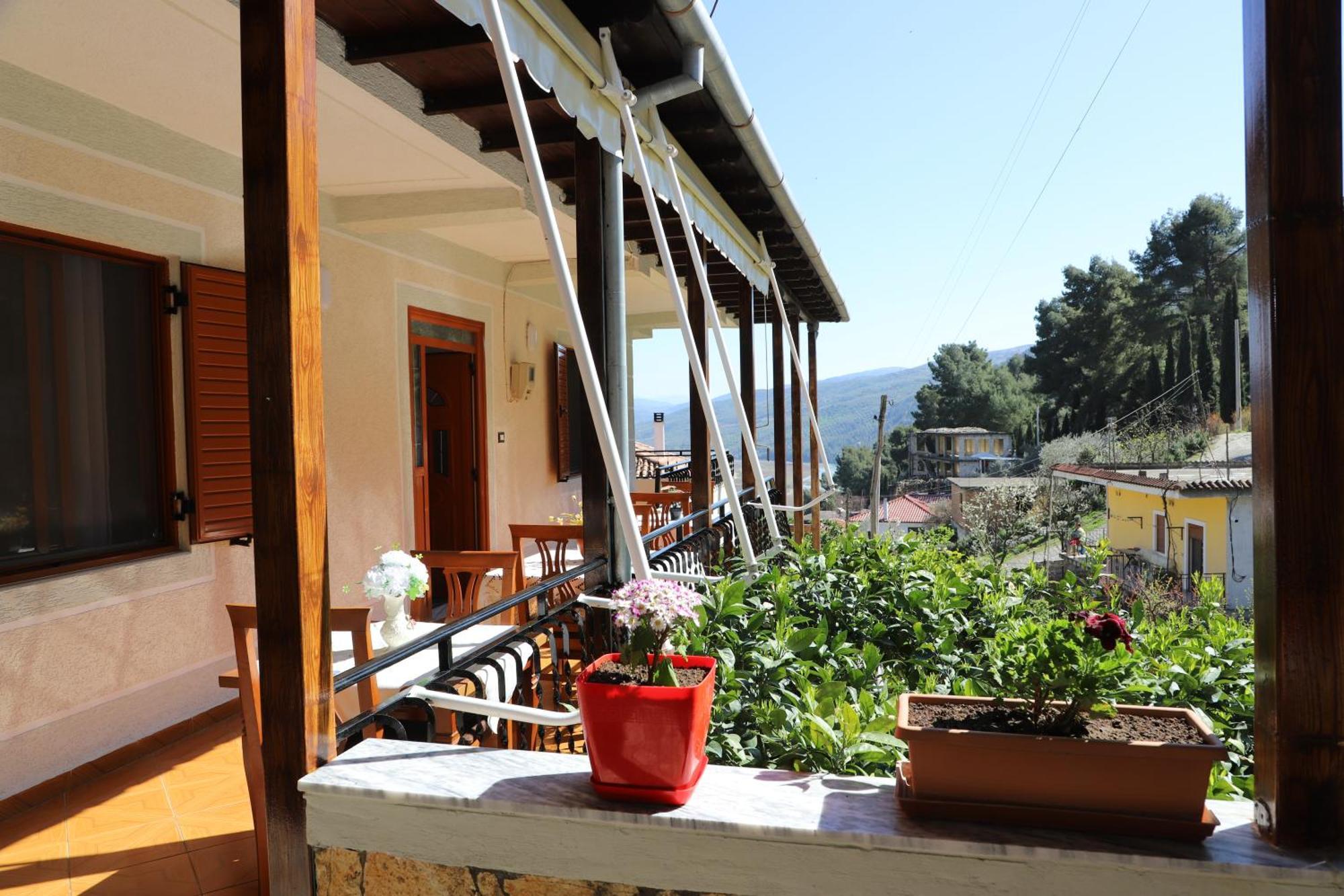 Guest House Marjo Berat Buitenkant foto